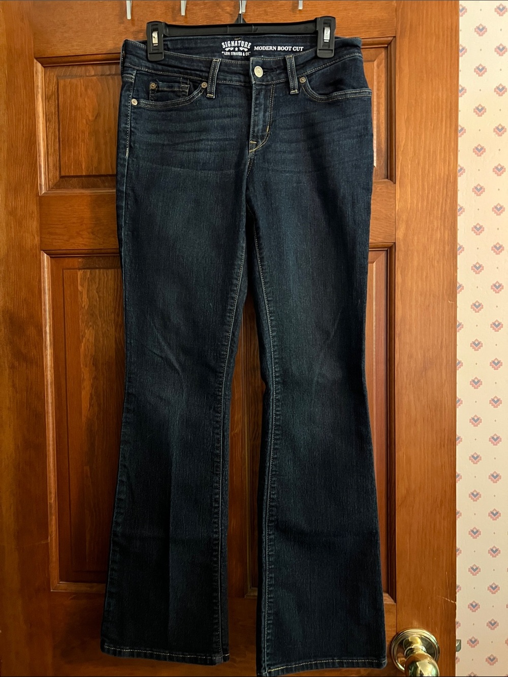 Signature by Levi Strauss Modern Boot Cut Jeans in Dark Indigo Blue